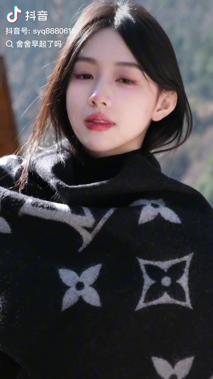 OMG美女粉丝舍舍: 零下几度却敢露出美丽大白腿 真是美丽“冻”人