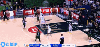 👏主导防守反击!曾凡博大帽对手直接长传助攻陈盈骏得分
