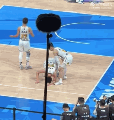 胡金秋趴在地上狂吐！孙铭徽摊手向裁判示意大秋是被肘击了！