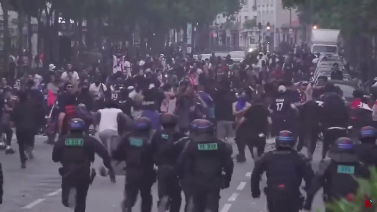 香榭丽舍大街夺冠庆祝无望？巴黎球迷已经与警方发生冲突