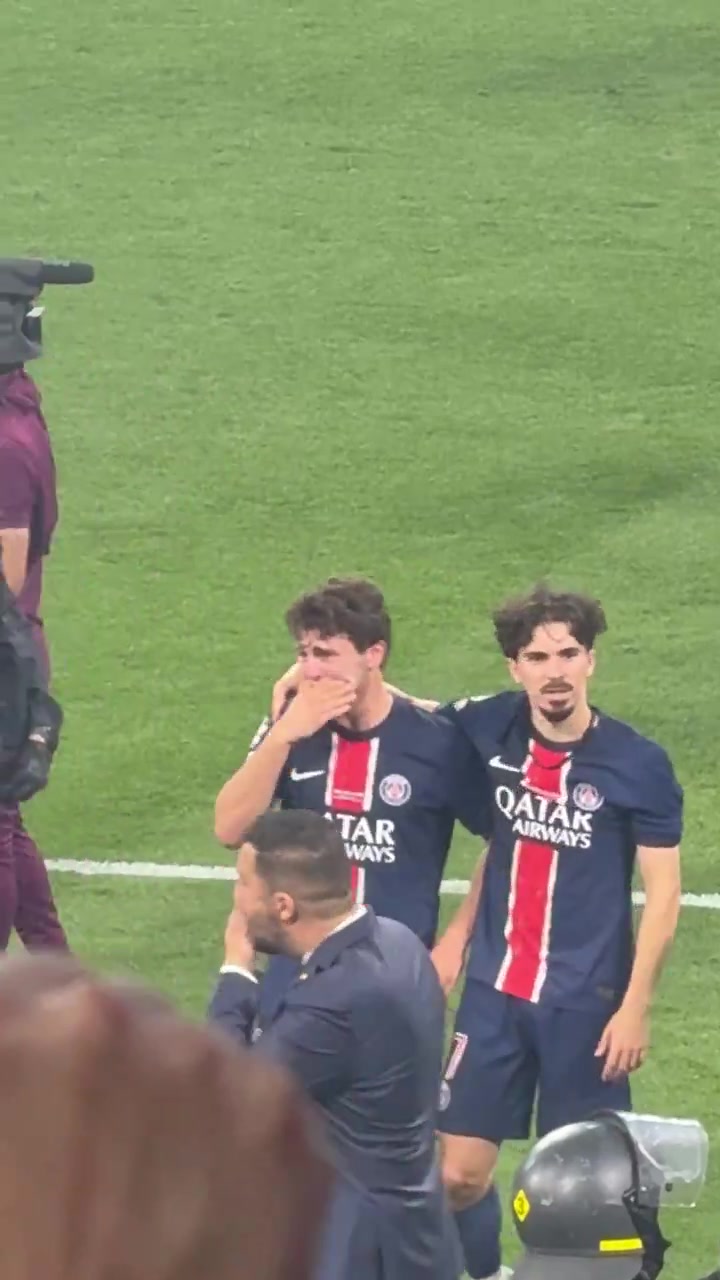 还只是孩子😭20岁内维斯夺冠后痛哭，去年母亲离世今年独在异乡